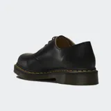 Zapato de tres ojales Dr. Martens modelo 1461, confeccionado en cuero liso negro con costuras amarillas características y suela de goma con amortiguación.