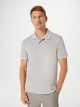 Chomba de manga corta en color gris claro, con cuello clásico y cierre frontal de dos botones.