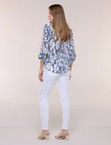 Blusa Hope & Harlow de gasa estampada con patrón floral en tonos azul y blanco, escote en V con botones frontales, mangas largas regulables y nudo decorativo en el ruedo.