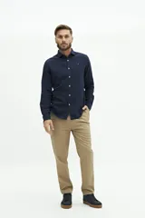 Camisa de manga larga color beige claro, confeccionada en una mezcla de lino y algodón. Presenta un corte semi slim, cuello camisero y un pequeño logo bordado en el pecho.