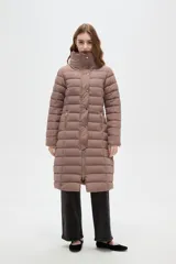 Campera larga tipo puffer de poliamida, con cuello alto, cierre frontal con cremallera y botones a presión, y bolsillos laterales con cierre.