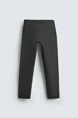 Pantalón chino de corte ajustado, color beige, con bolsillos laterales y bolsillos traseros de vivo. Cuenta con cierre frontal de cremallera y botón.