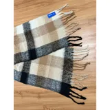 Bufanda rectangular de tejido grueso con diseño de cuadros en tonos azul, naranja, gris y beige, terminada con flecos en los extremos.