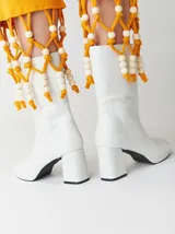 Botas de caña media confeccionadas en cuero, con taco cuadrado y punta redonda. Cuentan con cierre lateral interno.