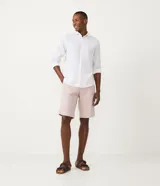 Bermuda masculina de corte recto, confeccionada en sarga de algodón, con bolsillos laterales y traseros.