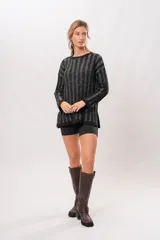 Sweater negro con lurex plateado a rayas verticales, de corte holgado y mangas largas.