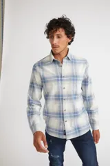 Camisa de viyela a cuadros color ladrillo, azul y blanco, de corte slim fit, manga larga, con bolsillo en el pecho y logo bordado.