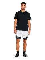 Short deportivo de malla Under Armour, modelo Curry, con diseño bicolor en blanco y negro, cintura elástica con cordón y bolsillos laterales con cierre.