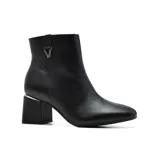 Bota corta de cuero negro con punta fina, cierre lateral y detalle de hebilla con strass. El taco es ancho con detalle metálico plateado.