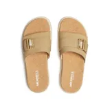Sandalia tipo slide Merrell color tostado, con capellada de cuero de grano completo y correa ajustable con hebilla. Cuenta con plantilla revestida en corcho, entresuela de espuma FloatMax y suela de goma.