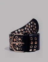 Cinturón negro de cuero sintético con hebilla dorada y apliques de tachas doradas de diferentes tamaños.