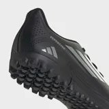 Championes Adidas Deportivo III TF negros con detalles grises. Diseñados para jugar en canchas de pasto sintético, tienen una lengüeta perforada y un forro interno suave.
