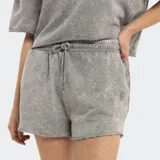 Short de tela tipo jogging color gris con efecto acid wash, cintura elastizada con cordón regulable y terminación deshilachada en el ruedo. Presenta un pequeño bordado en tono gris en la parte inferior derecha.