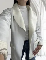 Tapado de ecocuero color blanco con interior de corderito.