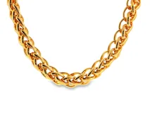 Collar de cadena dorada con diseño trenzado y eslabones entrelazados de acabado pulido.