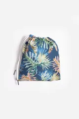 Short de baño azul marino con estampado de hojas de palmera color salmón.