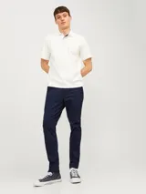 Pantalón chino de corte slim y tiro medio, color azul marino, con cierre de cremallera y botón frontal. Confeccionado en tejido de algodón con elastano.