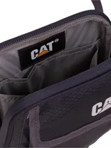 Bolso pequeño tipo bandolera o riñonera de poliéster ripstop hexagonal 300D color negro asfalto, con logo CAT reflectante en la solapa. Cuenta con correa ajustable y extraíble, compartimento principal con cierre y bolsillo delantero con solapa.