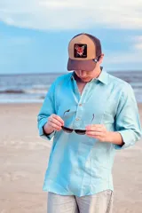 Camisa celeste de lino con botones de madera hasta la mitad.