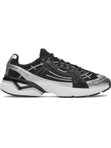 Championes Under Armour modelo Sola de diseño futurista, color negro con detalles plateados y suela blanca. Confeccionados con parte superior ligera, refuerzo de TPU y entresuela de EVA acolchada.