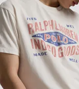 Remera Polo Ralph Lauren de manga corta, color blanco con estampado gráfico frontal en tonos rojos y azules con inscripciones de la marca.
