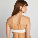 Sujetador bandeau blanco con breteles finos desmontables.