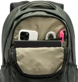 Mochila Columbia Manresa 25L color verde militar, con tecnología Omni-Shield que repele la humedad y las manchas. Cuenta con dos compartimentos principales, funda acolchada para laptop de hasta 13 pulgadas, panel trasero transpirable, bolsillos laterales de red para botellas y correas de hombro contorneadas y acolchadas.