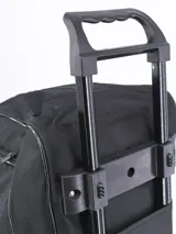 Bolso de viaje negro con ruedas, confeccionado en tela resistente, con cierre principal y bolsillo frontal con cierre. Cuenta con asas superiores para transporte manual.