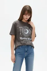Remera de algodón gris oscuro, con cuello redondo, mangas cortas y estampa frontal blanca con diseño místico y la frase "Mystical World".