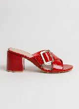 Sandalia de taco ancho color dorado, confeccionada en cuero vacuno, con diseño de tiras cruzadas y hebilla metálica decorativa.