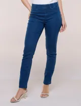 Jegging de denim azul oscuro con tiro medio-alto, cintura elástica ancha y pierna sutilmente entallada con terminación bootcut. Cuenta con bolsillos delanteros simulados y bolsillos aplicados en la parte trasera.
