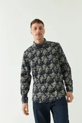 Camisa de manga larga con estampado de figuras geométricas en tonos beige y negro, confeccionada en tejido estilo lino.