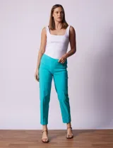 Pantalón verde esmeralda de gabardina elastizada, marca Zac & Rachel, de corte recto con pretina ancha pespunteada y largo al tobillo. Presenta bolsillos simulados.