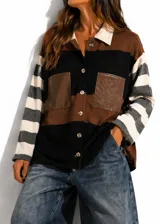 Camisa de tejido de algodón con diseño de bloques de color horizontales en tonos marrón, negro y blanco. Presenta cuello clásico, cierre frontal con botones y dos bolsillos delanteros con solapa en material sintético efecto cuero.