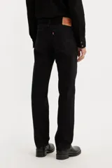 Jean Levi's 505 de hombre, color negro, de corte regular con pierna recta y tiro alto. Cuenta con bragueta de cierre y diseño de cinco bolsillos.
