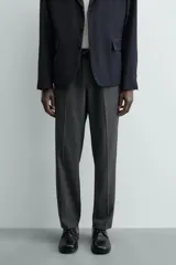 Pantalón regular fit color negro de tejido con viscosa, con cintura elástica ajustable con cordón, bolsillos frontales y traseros.