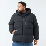 Campera acolchada tipo puffer color negro, con capucha fija, cierre frontal completo y bolsillos laterales y en el pecho con cierre.