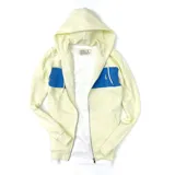 Campera con capucha color amarillo pastel con franja horizontal azul en el pecho y logo bordado de un pájaro en el pecho.