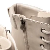 Borcegos de caña media color hueso, confeccionados en material sintético tipo cuero. Presentan cierre lateral, ojalillos metálicos para los cordones, lengüeta en el talón y una base robusta con plataforma dentada.