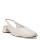 Zapatos tipo slingback de cuero color beige, con punta cuadrada y taco bajo cuadrado.