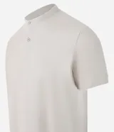 Chomba celeste de corte slim, confeccionada en tejido piquet texturizado de algodón, con cuello mao y cierre frontal parcial con botones.