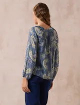 Blusa estampada con puntilla, marca Zac & Rachel. Cuello a la base, escote en V y lazo. Delantera con aplique de puntilla. Manga larga, aplique calado y puño elastizado.