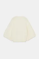 Jersey de punto liso color azul, con cuello redondo, botones delanteros y manga ancha por debajo del codo.