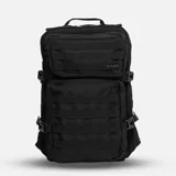Mochila táctica urbana color negro con múltiples compartimentos frontales, sistema de correas MOLLE, correas de compresión laterales y compartimento interno para notebook.