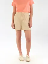 Short de lino color azul marino, con pinzas delanteras, cintura alta paperbag con cordón ajustable y bolsillos laterales.