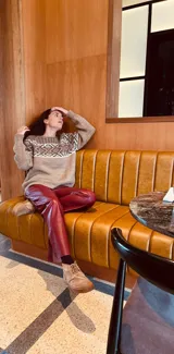 Pantalón slouchy de cuero ovino italiano color burdeos, corte mom fit con tiro semi alto, tajos inferiores y bolsillos laterales.