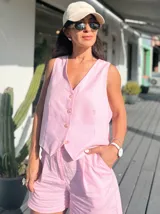 Short color terracota con pinzas frontales, tiro alto y bolsillos laterales.