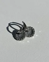 Par de aros de resina azul con borde de strass y arito de acero quirúrgico.