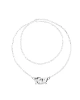 Collar largo plateado con cadena de eslabones rectangulares y cierre de mosquetón entrelazado.