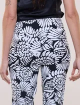Pantalón elastizado de tiro alto estilo pull-on, marca Zac & Rachel. Modelo de corte cigarrete de silueta ajustada con diseño a rayas en color blanco y azul. Pretina ancha elastizada sin cierres ni botones, con diseño de línea limpia sin bolsillos.